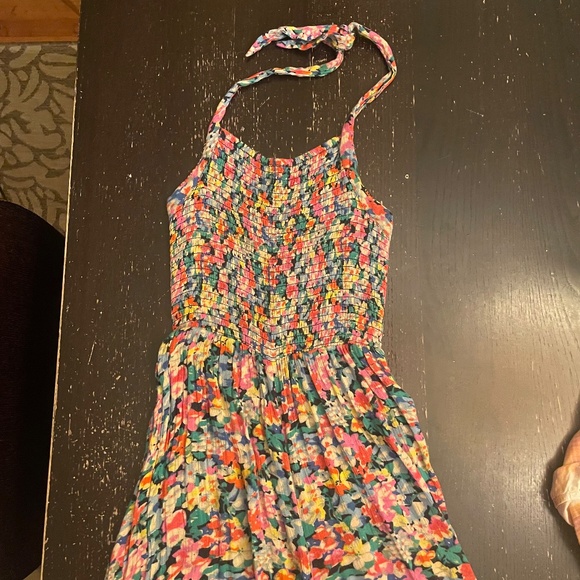 Multicolor Urban Outfitters smocked flowy halterneck jumpsuit in floral pattern - Picture 2 of 5